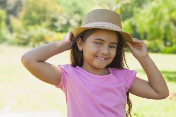 Šťastná dívka nosí klobouk v parku — Stock fotografie
