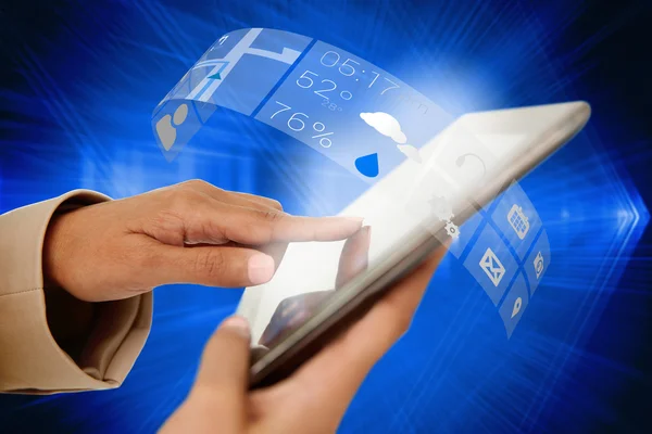 Empresária tocando tablet com interface de aplicativo — Fotografia de Stock