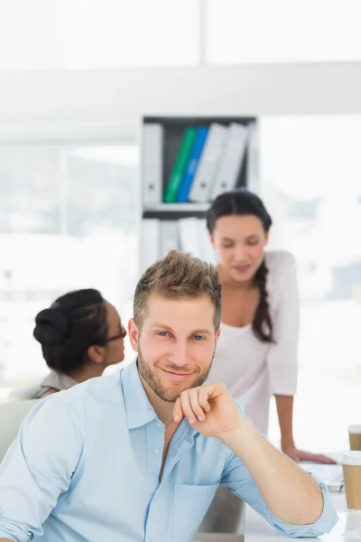 Handsome man and colleagues chat — Stock Photo, Image