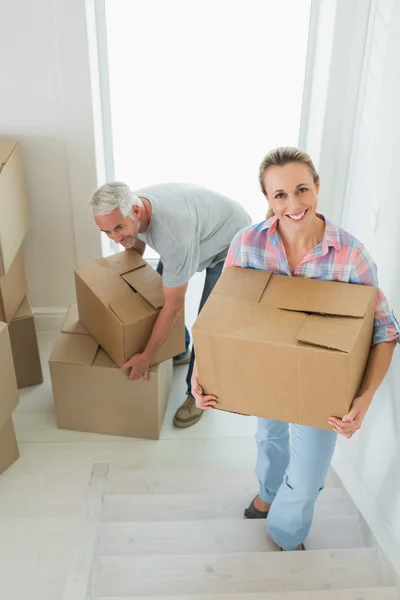 Pareja feliz llevando cajas móviles de cartón — Foto de Stock