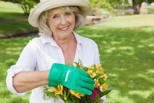 成熟した女性の植物を保持 — ストック写真