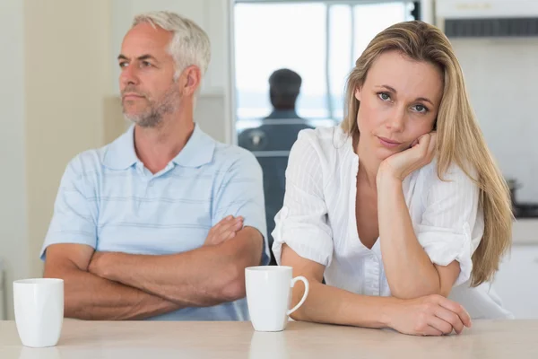 Trött kvinna som sitter i kassan med sin partner — Stockfoto