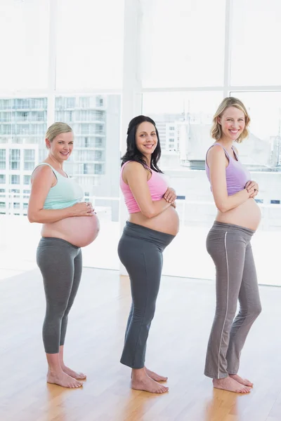 Беременные женщины в очереди улыбаются в камеру — стоковое фото