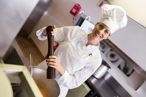 Kvinnlig kock som lagar mat — Stockfoto