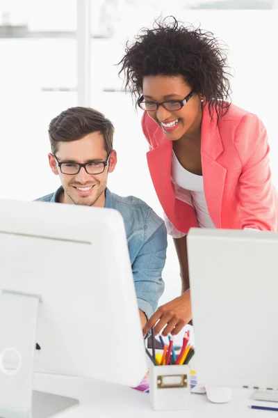 Smiling casual couple working on computer — Stock Photo, Image