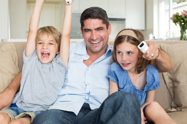 Pai com crianças assistindo TV — Fotografia de Stock