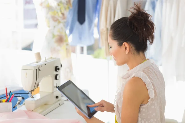 Modedesignerin arbeitet an Tablet — Stockfoto