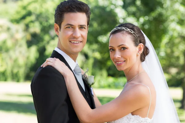 Bride and groom in garden — Stock Photo, Image