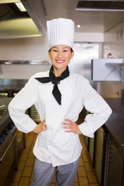 Vrouwelijke kok in de keuken — Stockfoto