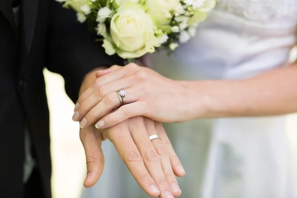 Novia y novio mostrando anillos de boda —  Fotos de Stock