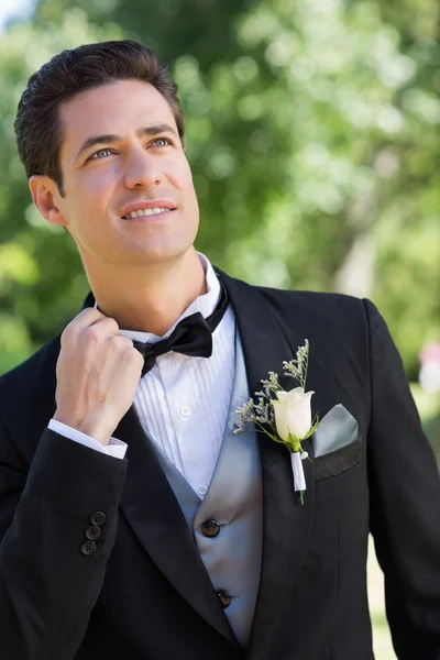 Nervous bridegroom in garden — Stock Photo, Image