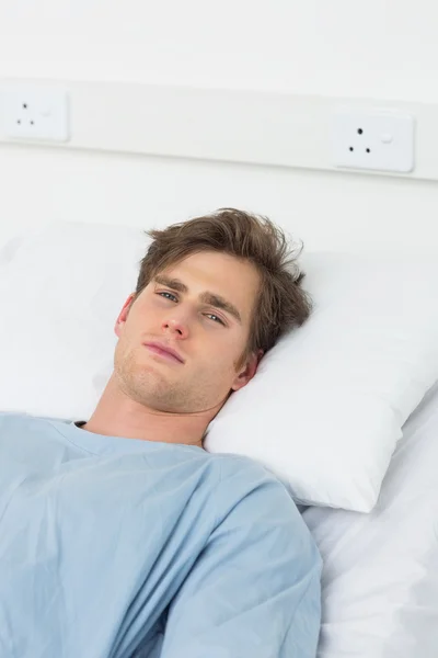 Patient lying in hospital bed — Stock Photo, Image