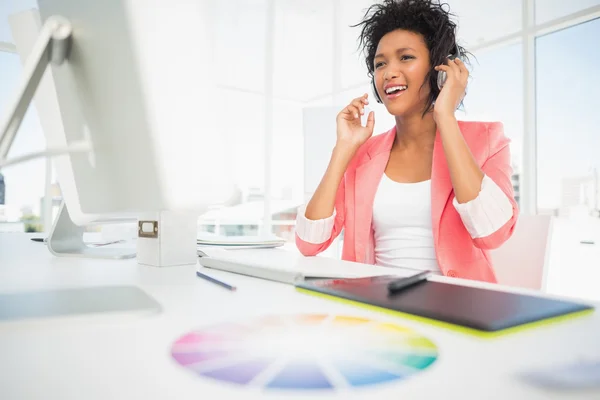 Editor fotografico femminile casuale utilizzando il computer — Foto Stock