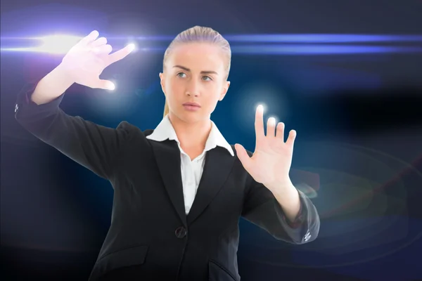 Femme d'affaires blonde touchant les lumières — Photo