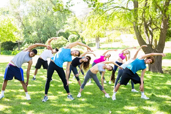 Les gens font de l'exercice d'étirement — Photo