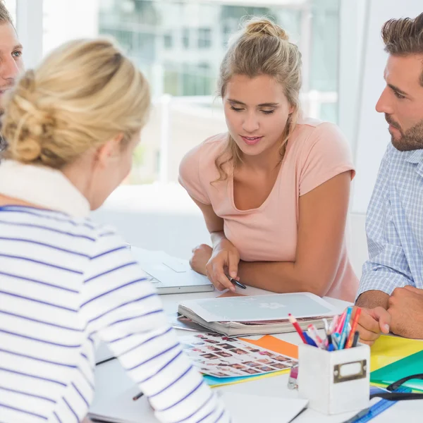 Glada designteam som går över kontaktkartor vid ett möte — Stockfoto