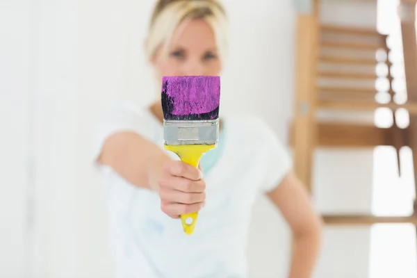 Woman holding paint brush — Stock Photo, Image