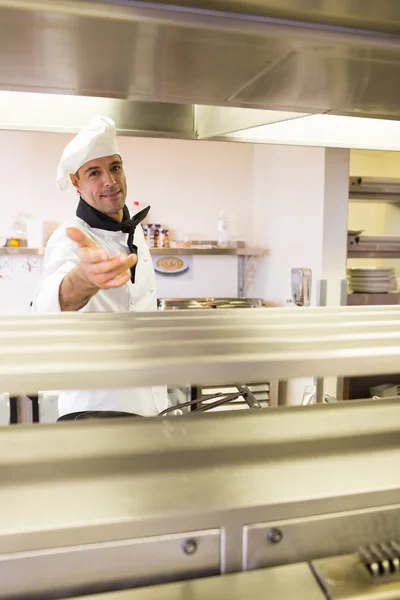 Chef-kok in de keuken — Stockfoto