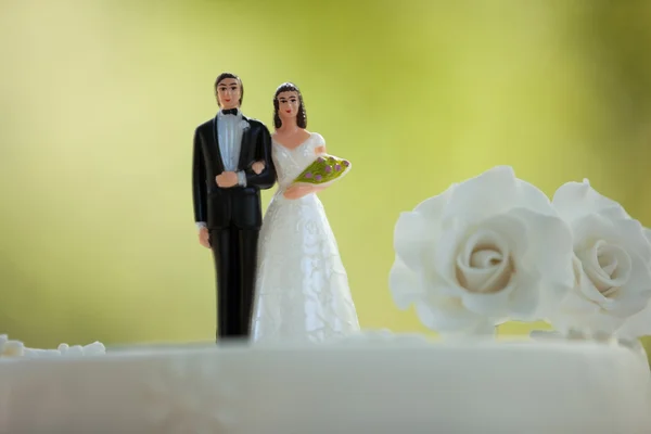 Close-up of figurine couple on wedding cake — Stock Photo, Image