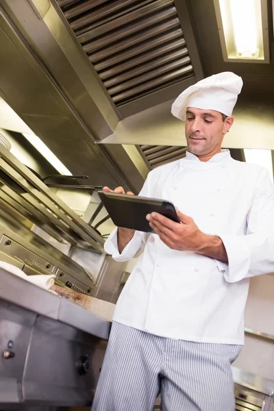 Koken met behulp van digitale tablet in keuken — Stockfoto