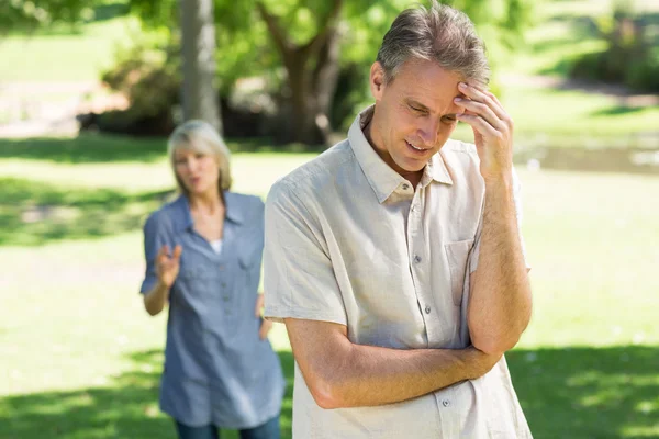 Pareja enfrentando con dificultades de relación — Foto de Stock