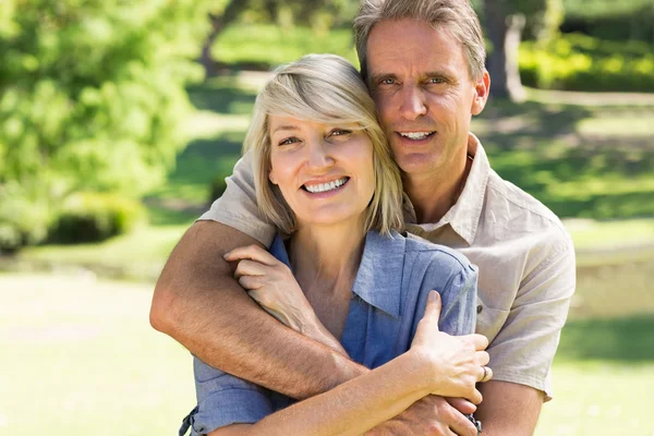 Uomo abbracciando donna da dietro — Foto Stock