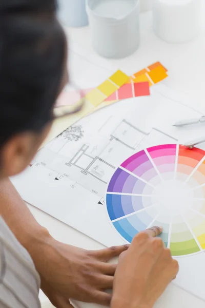 Interior designer looking at colour wheel — Stock Photo, Image