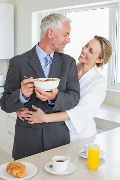 Χαμογελαστά ζευγάρι που έχοντας πρωινό το πρωί πριν από την εργασία — Φωτογραφία Αρχείου