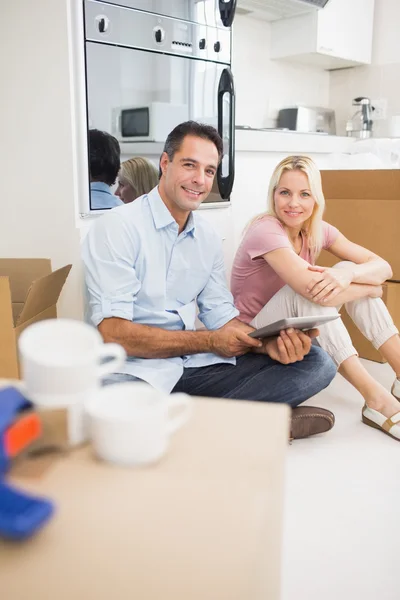 Pareja usando tableta en una casa nueva — Foto de Stock