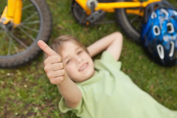 Relaxed boy gesturing thumbs up — Stock Photo, Image