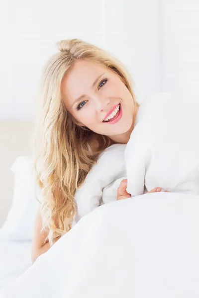 Pretty woman covering herself with duvet — Stock Photo, Image