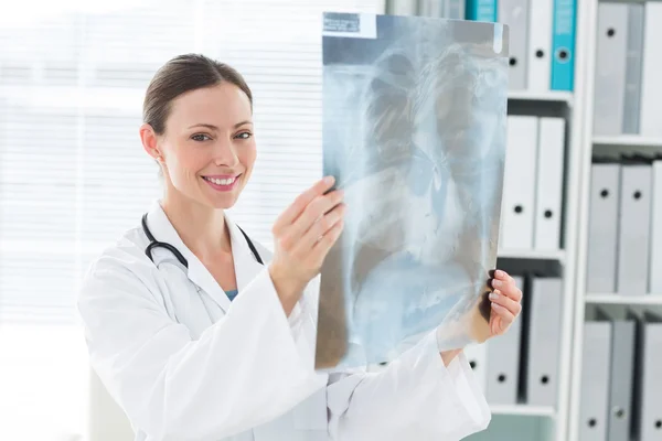 Doctor holding Xray report — Stock Photo, Image