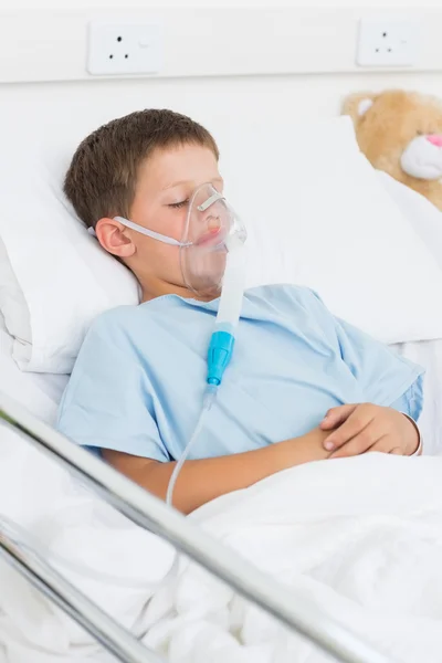 Chłopiec w oddziale szpitala — Zdjęcie stockowe