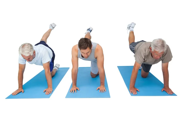 Longitud total de tres hombres haciendo ejercicio — Foto de Stock