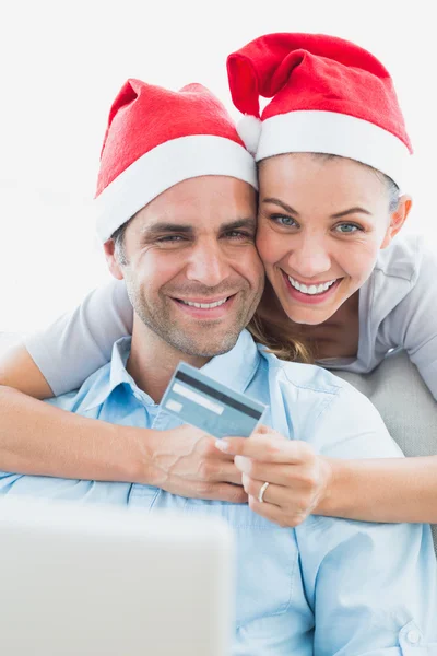 Heureux couple dans santa chapeaux shopping en ligne — Photo