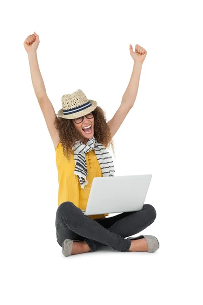 Giovane donna allegra con computer portatile alzando le mani — Foto Stock