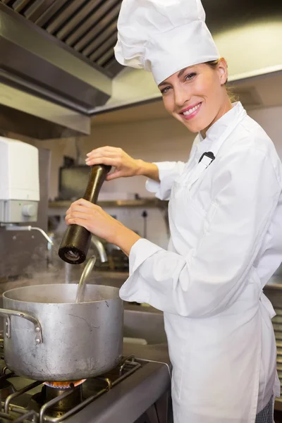 Cook preparing food in kitchen — Stock Photo, Image