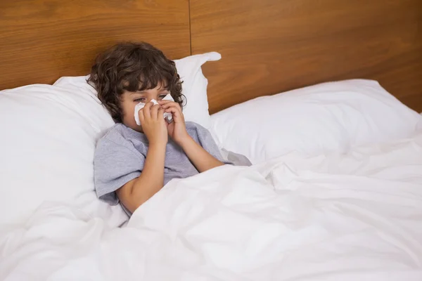 Niño que sufre de frío — Foto de Stock