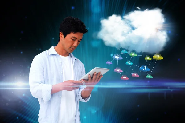 Uomo casual utilizzando tablet con icone app e cloud — Foto Stock