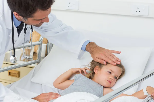 Doctor checking temperature of sick girl — Stock Photo, Image