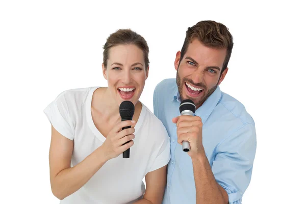 Casal cantando em microfones — Fotografia de Stock