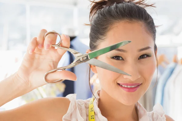 Diseñador de moda trabajando en vestido — Foto de Stock