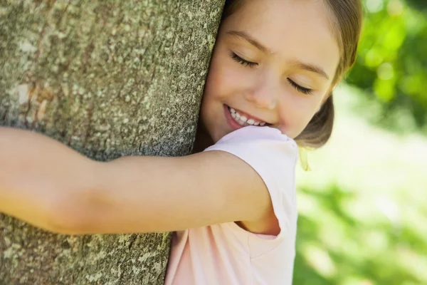 Κορίτσι αγκαλιάζει δέντρο — Φωτογραφία Αρχείου