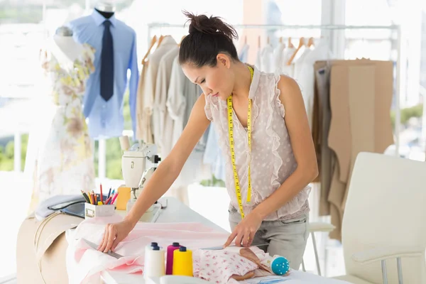 Moda Tasarımcısı giysi üzerinde çalışma — Stok fotoğraf