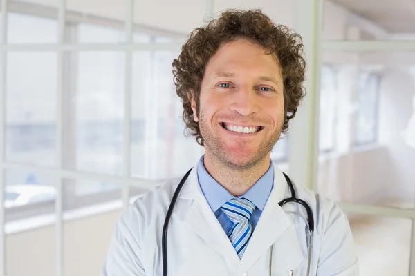 Retrato de close-up de um médico masculino no hospital — Fotografia de Stock