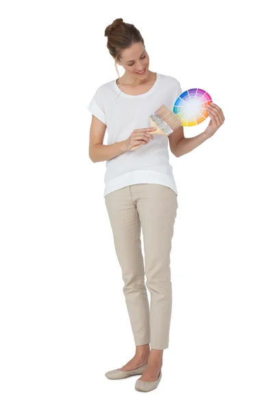 Kvinna med färg prover och pensel — Stockfoto