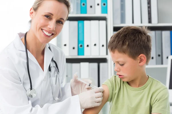 Niño pequeño recibiendo inyección por pediatra — Foto de Stock