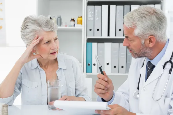 Paciente sênior visitando um médico — Fotografia de Stock