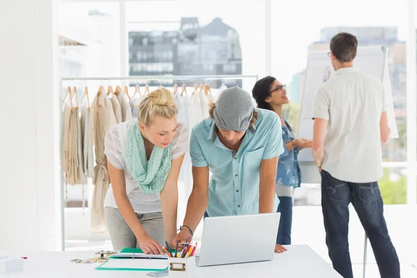 Diseñadores de moda en el trabajo — Foto de Stock