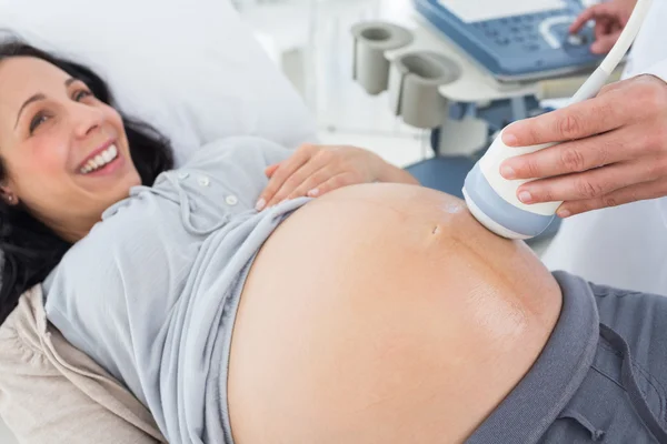 Mulher grávida recebendo ultra-som — Fotografia de Stock